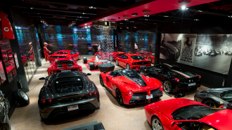 <p>Pohled do showroomu vozů Ferrari. Uprostřed pohyblivý lustr Crystal Automata, ovládaný pomocí centrální jednotky s DALI převodníky a spínacími aktory. </p>
